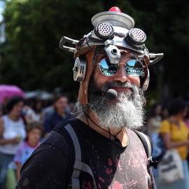 Decenas de negacionistas se han concentrado y han participado en una manifestación sin mascarilla bajo el lema "Salud, amor y libertad" por las calles de San Sebastián.- EFE