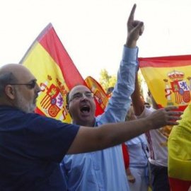  Ultras protestando contra la asamblea que dirigentes de diferentes partidos celebraron en Zaragoza en septiembre de 2017 para hablar sobre modelo territorial.- EFE