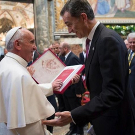 El papa Francisco junto al rey durante la entrega de premios Carlomagno. en mayo de 2016. EFE