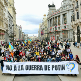  Numerosos manifestantes en la marcha, ‘No a la guerra de Putin’, en la calle Alcalá, a 20 de marzo de 2022, en Madrid.- Cézaro De Luca / Europa Press