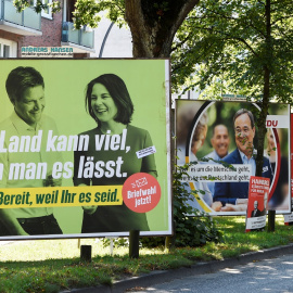 Carteles electorales de los candidatos de los Verdes, la CDU y el SPD, en una calle de Hamburgto (Alemania). REUTERS/Fabian Bimmer