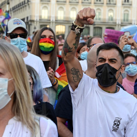  Manifestantes gritan consignas durante la concentración convocada por diferentes asociaciones LGTBI+ para denunciar la pasividad de las instituciones madrileñas ante la ola de agresiones que sufren, este sábado en la Puerta del Sol de Madrid. EFE/ Ví