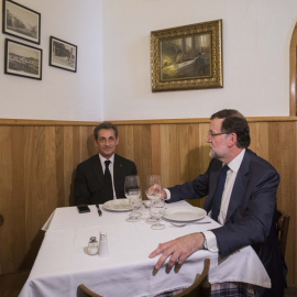 Nicolas Sarkozy (i) y Mariano Rajoy, comiendo en Madrid en 2015. -TWITTER M. RAJOY