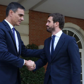 El presidente del Gobierno, Pedro Sánchez, saluda al exlíder del PP, Pablo Casado, en La Moncloa. EFE