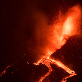  El volcán Cumbre Vieja, fotografiado desde el puerto de Tazacorte, arroja lava, ceniza y humo, en la isla canaria de La Palma el 3 de octubre de 2021.-JORGE GUERRERO / AFP