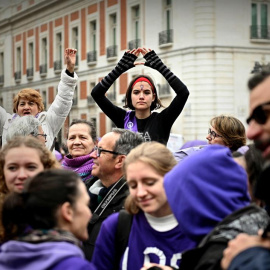 Participantes en una cadena feminista, convocada por la Comisión del 8M, para denunciar los diferentes tipos de violencias a los que se enfrentan las mujeres. EFE/Fernando Villar