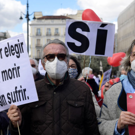  Concentración frente al Congreso para apoyar la aprobación de la Ley de eutanasia. Imagen de archivo.- JAVIER SORIANO / AFP