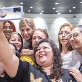 La ministra de Trabajo, Yolanda Díaz (2iz), se fotografía con un grupo de trabajadoras del hogar, este jueves en el Congreso. -MINISTERIO DE TRABAJO