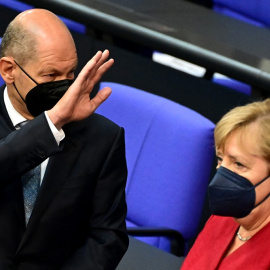  El ganador de las recientes elecciones Olaf Scholz junto a Angela Merkel antes de una sesión plenaria en el Bundestag el 25 de agosto. 2021.-Tobias SCHWARZ / AFP