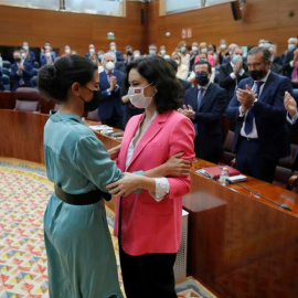 Rocío Monasterio (i), líder de Vox en la Asamblea de Madrid, felicita a la presidenta Isabel Díaz Ayuso durante la investidura de ésta. EFE