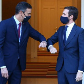 Pedro Sánchez, presidente del Gobierno (i), y Pablo Casado, presidente del PP. EFE