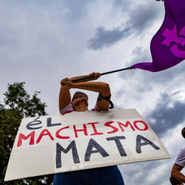  Varias mujeres participan en una concentración feminista para condenar los últimos casos de violencia machista, el pasado viernes en Toledo. ÁNGELES VISDÓMINE//EF