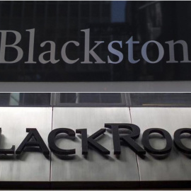 Los logos de las gestoras de fondos Blackstone y BlackRock, en sus respectivas sedes en Nueva York.