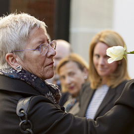  Maixabel Lasa deposita una flor en el monumento a las víctimas en el Parlamento Vasco en el año 2011.- EFE/ARCHIVO