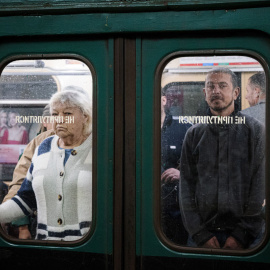  VIajeros en el metro de Kharkiv, este de Ucrania, el 24 de mayo de 2022. Dimitar DILKOFF / AFP