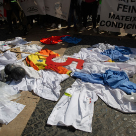  Varias personas tiran batas al suelo como signo de protesta en la plaza Sant Jaume durante una jornada de huelga general de la sanidad pública y privada, en Barcelona, Catalunya (España), a 10 de marzo de 2021.- EUROPA PRESS