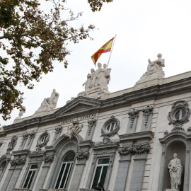 Fachada del edificio del Tribunal Supremo con la bandera española en lo alto. E.P.