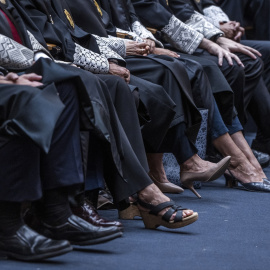 Los zapatos de varios jueces durante el acto de apertura del año judicial 2022-2023 del Tribunal Superior de Justicia de la Comunitat Valenciana (TSJCV), en la Ciudad de la Justicia de Valencia, a 3 de octubre de 2022, en Valencia, Comunidad Valenciana (