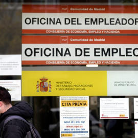 Un hombre camina frente a una oficina de empleo de Madrid.- Europa Press