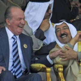 Juan Carlos de Borbón, junto al emir de Kuwait, el jeque Sabah Al Sabah, durante un desfile militar en 2011.- Nada Marafie, EFE