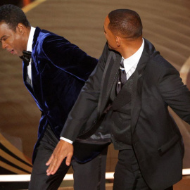  Will Smith (d) golpea a Chris Rock durante la 94ª edición de los Premios de la Academia en Hollywood. (Reuters/ Brian Snyder)