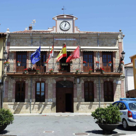 Fachada del ayuntamiento de Candeleda (Ávila).- EFE