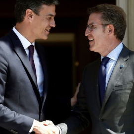 El presidente del Gobierno, Pedro Sánchez (i), y el presidente de la Xunta, Alberto Núñez Feijóo, a las puertas de La Moncloa.- EFE