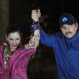  Daniel Ortega y su mujer, Rosario Murillo, en una imagen tomada en marzo de 2019 en la residencia presidencial de Managua.- AFP