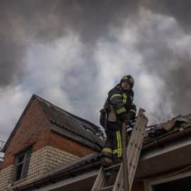  Los bomberos extinguen el fuego en un almacén que fue alcanzado por el bombardeo de la artillería rusa, en Kharkiv, noreste de Ucrania, el 28 de marzo de 2022.- EFE