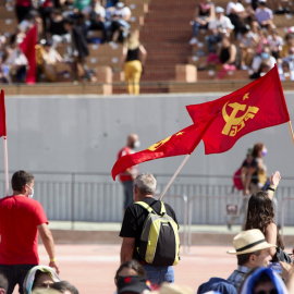 Varias personas sostienen banderas del PCE, en la fiesta del centenario del partido, en Rivas-Vaciamadrid. E.P./Jesús Hellín