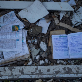  Vista de una agenda y un libro entre la destrucción causada por los bombardeos, en Borodianka (Ucrania).- EFE