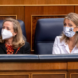  La vicepresidenta primera y ministra de Asuntos Económicos, Nadia Calviño (i); y la vicepresidenta segunda del Gobierno y ministra de Trabajo, Yolanda Díaz, en una sesión plenaria en el Congreso de los Diputados, a 3 de noviembre de 2021, en Madrid, 