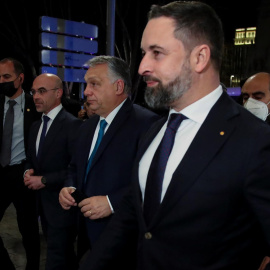  El primer ministro de Hungría, Viktor Orban (2d), es recibido por el líder de VOX, Santiago Abascal (d), este viernes en un céntrico hotel de Madrid. EFE/David Fernández