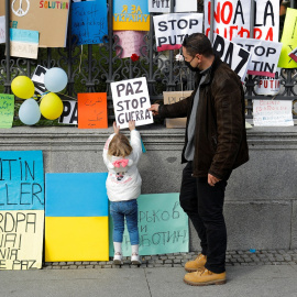 Una niña coloca un cartel contra la guerra, tras una manifestación en Madrid contra la invasión de Ucrania por parte de Rusia. REUTERS/Jon Nazca