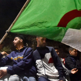  Los argelinos celebran la victoria de su selección nacional en el partido de fútbol final de la Copa Árabe de la FIFA 2021 entre Túnez y Argelia en Argel, el 18 de diciembre de 2021. Riad KRAMDI / AFP