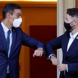  El presidente, Pedro Sánchez, recibe en la Moncloa al portavoz de ERC en el Congreso, Gabriel Rufián, este 3 de septiembre. /J. J. GUILLÉN (EFE)