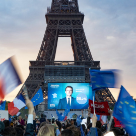  Partidarios de Macron reunidos frente a la Torre Eiffel.- Siavosh Hosseini / SOPA Images via / DPA