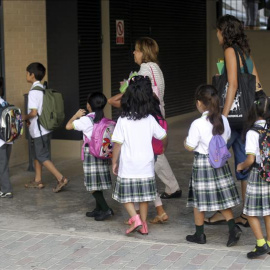 Alumnos de una escuela de L’Hospitalet de Llobregat. EFE/Toni Albir