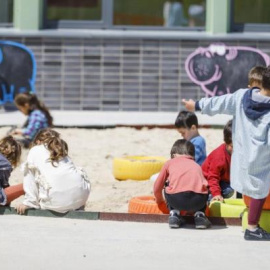 Niños y niñas, jugando en un parque infantil.- EFE/Pablo Martín