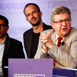  El candidato presidencial del partido La France Insoumise (LFI), Jean-Luc Melenchon (C), pronuncia un discurso tras los resultados de la primera vuelta de las elecciones presidenciales francesas en París, Francia, el 10 de abril de 2022. (Elecciones, Fr