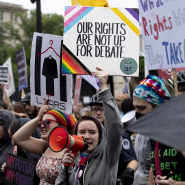  Activistas por el derecho al aborto se manifiestan frente a la Corte Suprema en Washington, DC, EE. UU., 23 de junio de 2022.- EFE