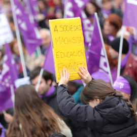 Una joven con un cartel en el que pone "A sociedad machista educación feminista" en la manifestación del 8M en Madrid. E.P./Jesús Hellín