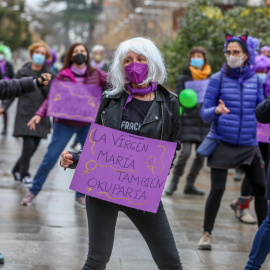 Acción feminista en el final de la bicicletada durante una manifestación por el derecho a la Vivienda en Atocha, Madrid (España)