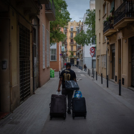 Los Mossos d'Esquadra ejecutan un desahucio de una familia (una pareja y sus dos hijos menores), en el barrio de Poble Sec, de Barcelona, en abril de 2012. E.P./David Zorrakino