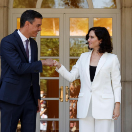  El presidente del Gobierno, Pedro Sánchez (i) recibe a la presidenta de la Comunidad de Madrid, Isabel Díaz Ayuso.- EFE