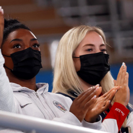 La gimnasta Simone Biles aplaude desde las gradas después de la final femenina durante los eventos de gimnasia artística de los Juegos Olímpicos de Tokio 2020 en el Centro de Gimnasia Ariake en Tokio, Japón, el 29 de julio de 2021.- EFE