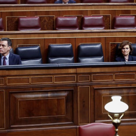 Fotografía de marzo de 2020 del presidente del Gobierno, Pedro Sánchez, con la entonces vicepresidenta primera del Ejecutivo, Carmen Calvo, en el Pleno del Congreso. E.P.