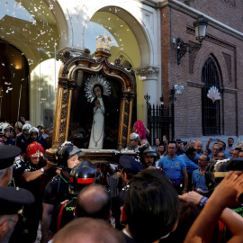 Bomberos sacan al exterior el cuadro de la Virgen de la Paloma, durante la tradicional procesión de la Virgen de la Paloma que tiene lugar en el centro de Madrid. EFE/ David Fernández
Bomberos sacan al exterior el cuadro de la Virgen de la Paloma, duran