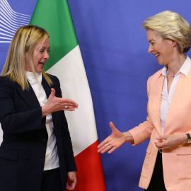  La recién nombrada primera ministra italiana, Giorgia Meloni (izquierda), le da la mano a la presidenta de la Comisión Europea, Ursula von der Leyen, durante una reunión en la sede de la Comisión Europea en Bruselas, el 3 de noviembre de 2022.- AFP