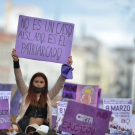 Una joven levanta un cartel en una manifestación por el 8M en Madrid.- Cézaro de Luca / EUROPA PRESS